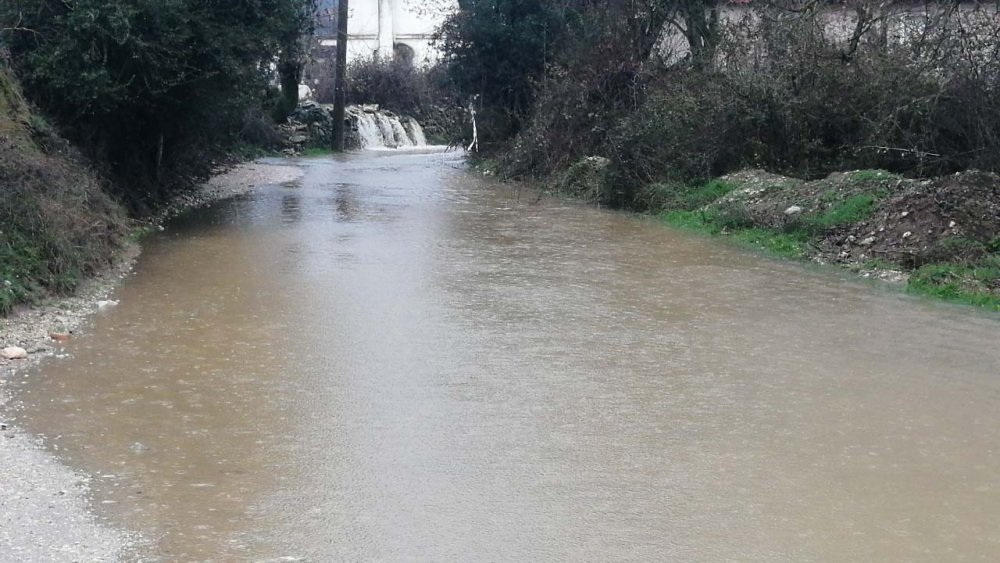 Muğla'da kuvvetli yağmur ve fırtına hayatı olumsuz etkiledi, sokaklar dereye döndü