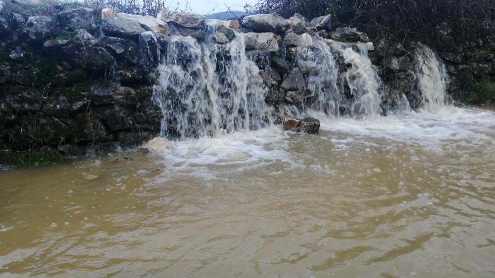 Muğla'da kuvvetli yağmur ve fırtına hayatı olumsuz etkiledi, sokaklar dereye döndü
