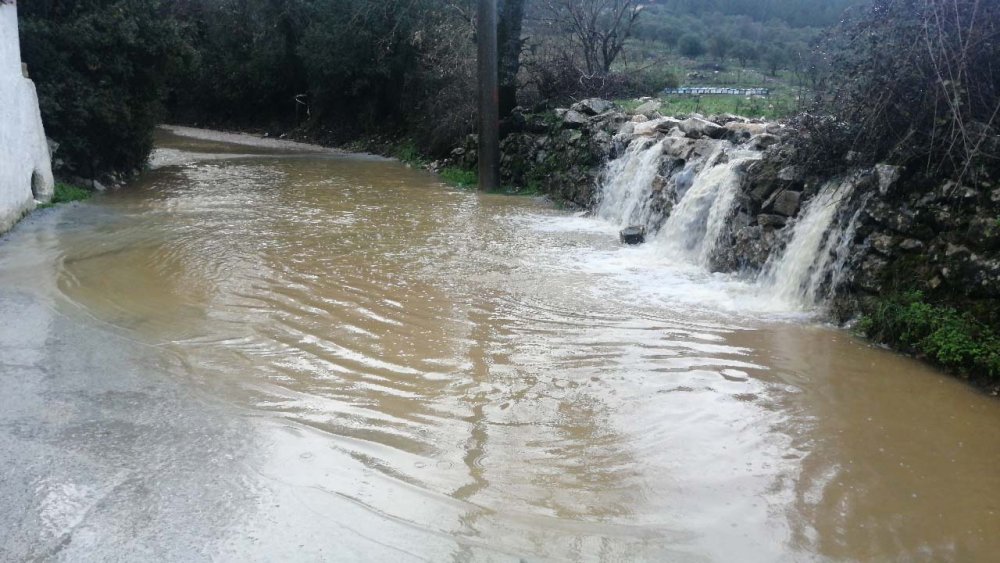 Muğla'da kuvvetli yağmur ve fırtına hayatı olumsuz etkiledi, sokaklar dereye döndü