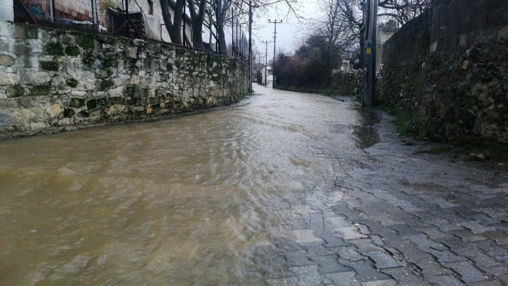 Muğla'da kuvvetli yağmur ve fırtına hayatı olumsuz etkiledi, sokaklar dereye döndü
