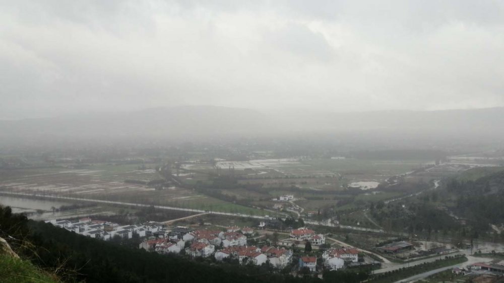 Muğla'da kuvvetli yağmur ve fırtına hayatı olumsuz etkiledi, sokaklar dereye döndü
