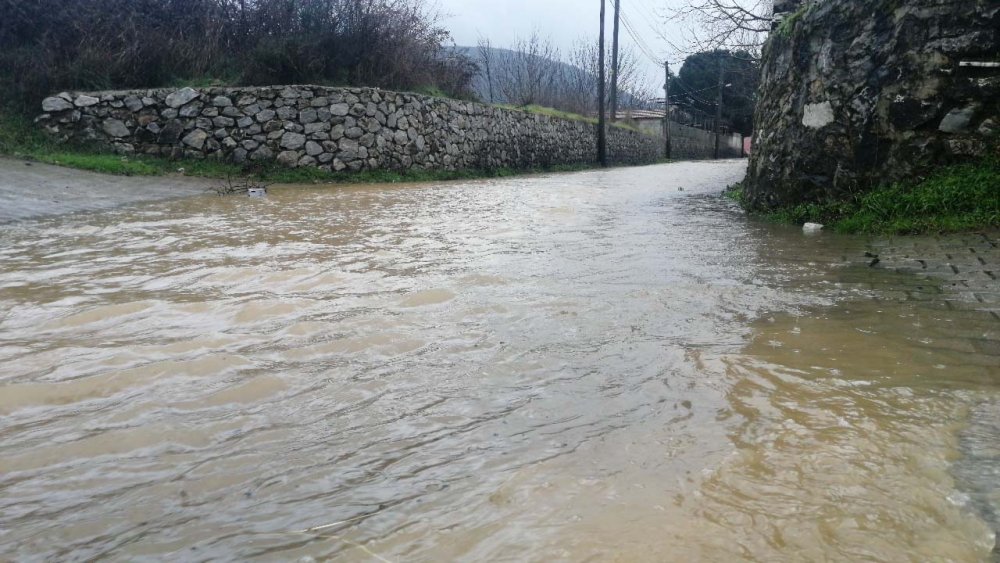 Muğla'da kuvvetli yağmur ve fırtına hayatı olumsuz etkiledi, sokaklar dereye döndü