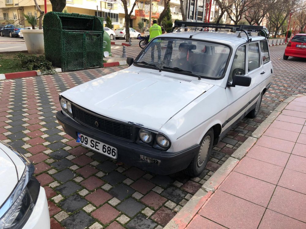 Otomobil ile çarpışan motosikletin 'kasksız' sürücüsü yaralandı