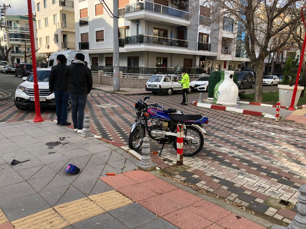 Otomobil ile çarpışan motosikletin 'kasksız' sürücüsü yaralandı