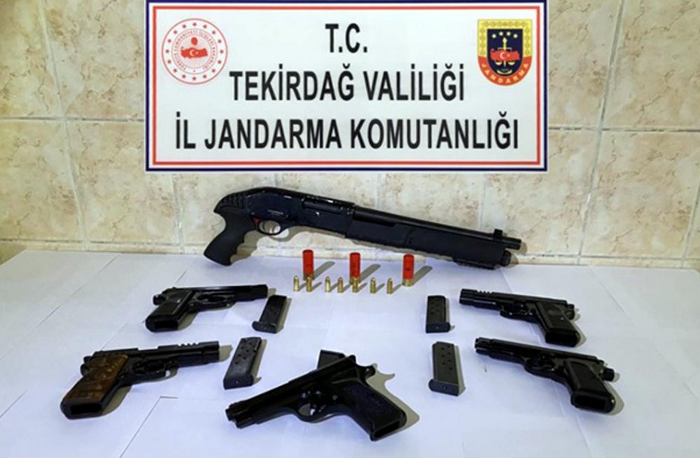 Otomobilde çok sayıda silah ele geçirildi, 2 şüpheli gözaltına alındı