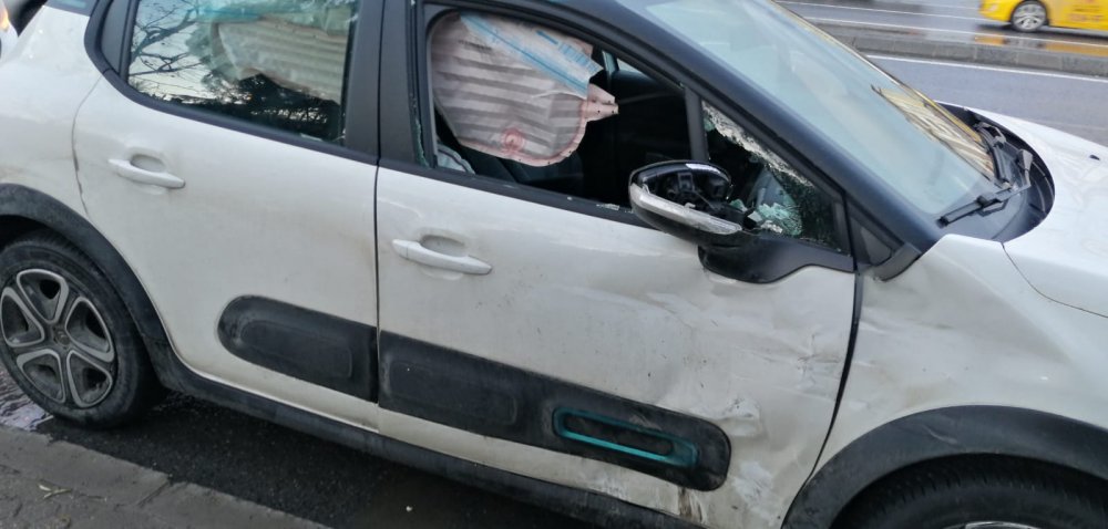 Otomobilin çarptığı minibüs MOBESE direğine çarptı: 7 yolcu yaralandı