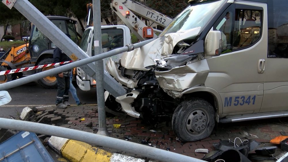 Otomobilin çarptığı minibüs MOBESE direğine çarptı: 7 yolcu yaralandı