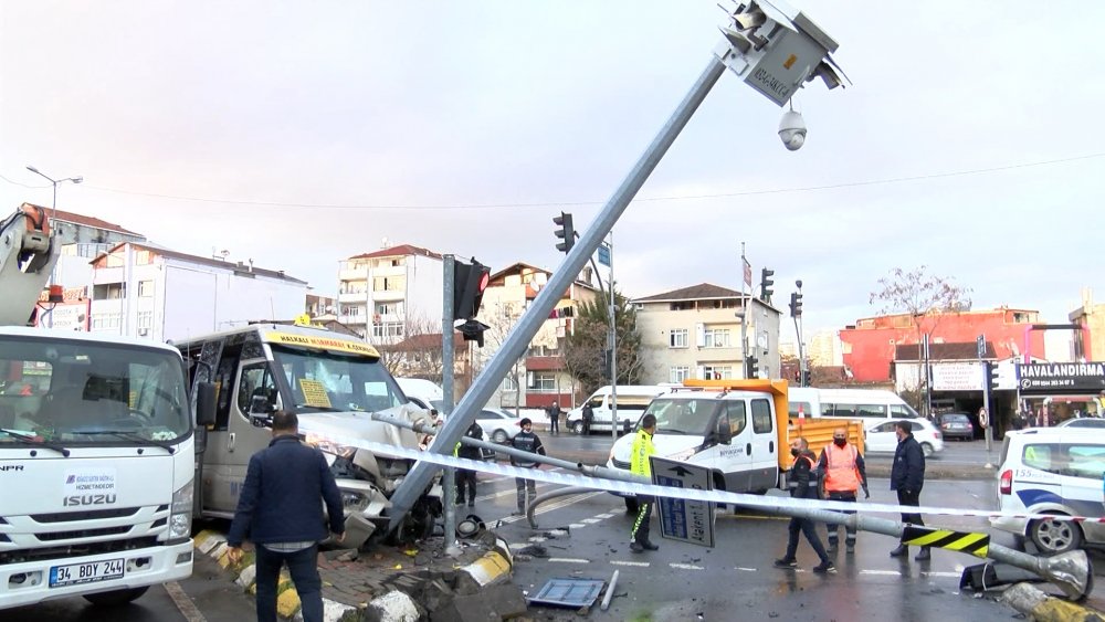 Otomobilin çarptığı minibüs MOBESE direğine çarptı: 7 yolcu yaralandı