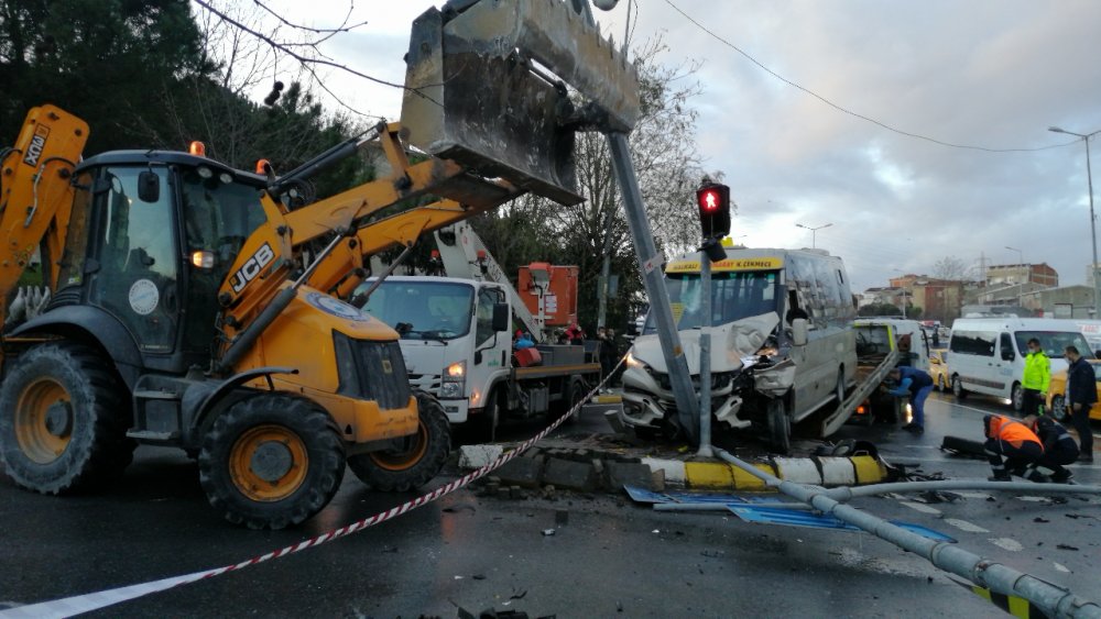 Otomobilin çarptığı minibüs MOBESE direğine çarptı: 7 yolcu yaralandı