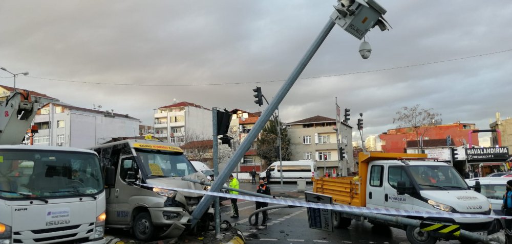 Otomobilin çarptığı minibüs MOBESE direğine çarptı: 7 yolcu yaralandı