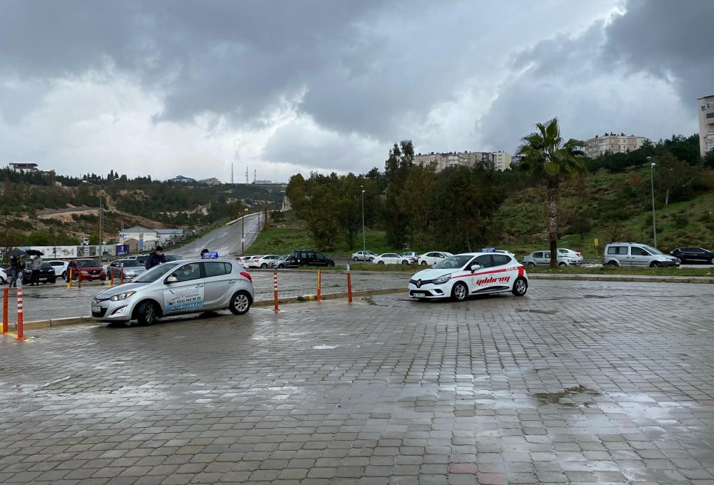 Sürücü adayları koronavirüs kurallarına uyarak sınava girdi
