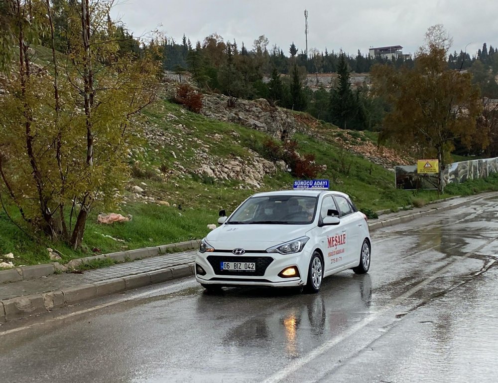 Sürücü adayları koronavirüs kurallarına uyarak sınava girdi