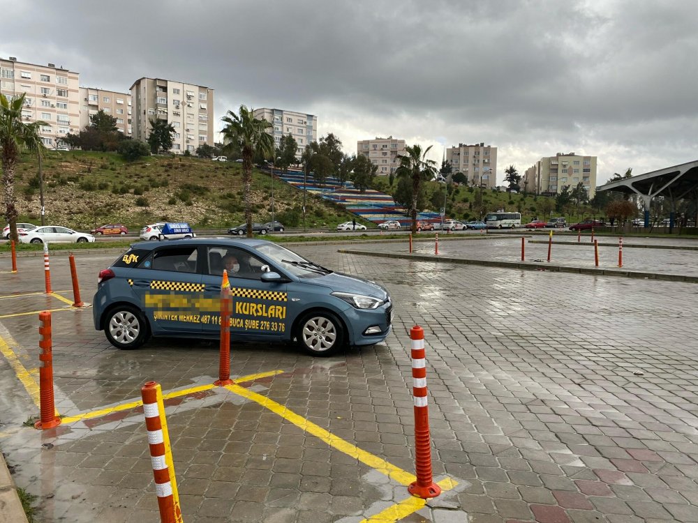 Sürücü adayları koronavirüs kurallarına uyarak sınava girdi