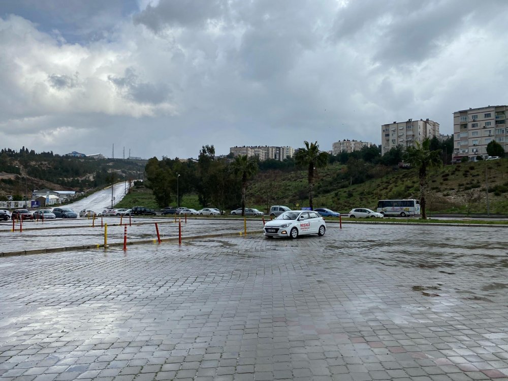 Sürücü adayları koronavirüs kurallarına uyarak sınava girdi