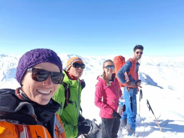 Van'ın Artos Dağı zirvesinde turistlerden kayak