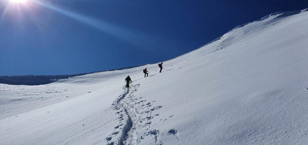 Van'ın Artos Dağı zirvesinde turistlerden kayak