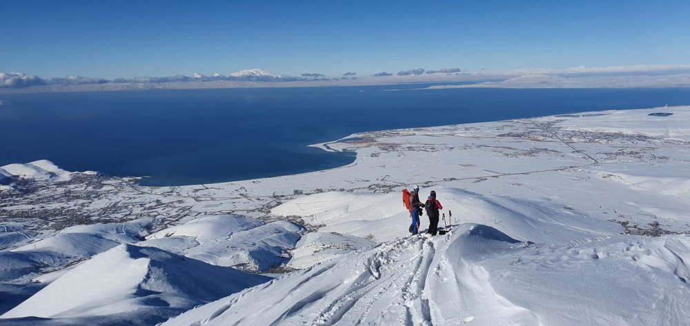 Van'ın Artos Dağı zirvesinde turistlerden kayak