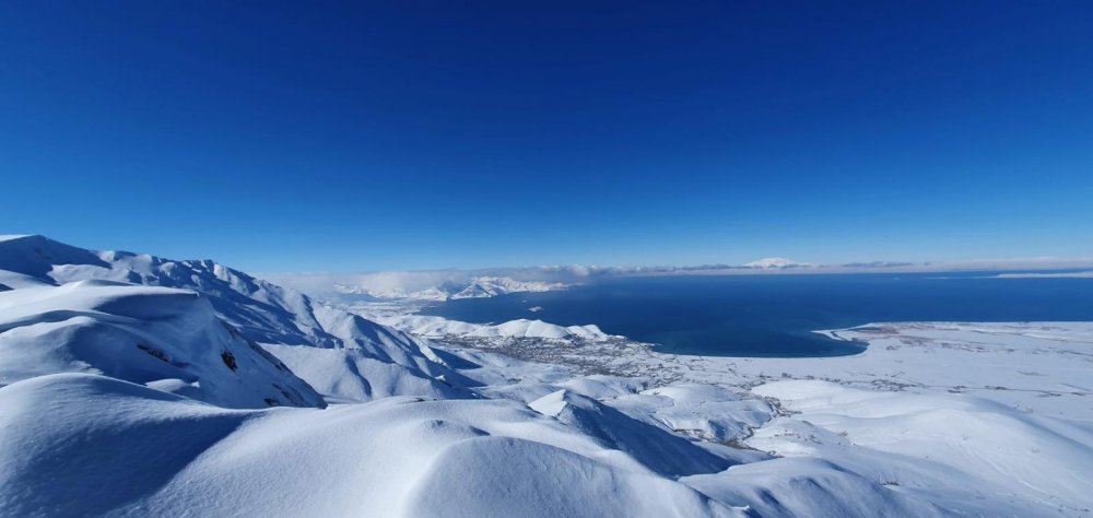 Van'ın Artos Dağı zirvesinde turistlerden kayak