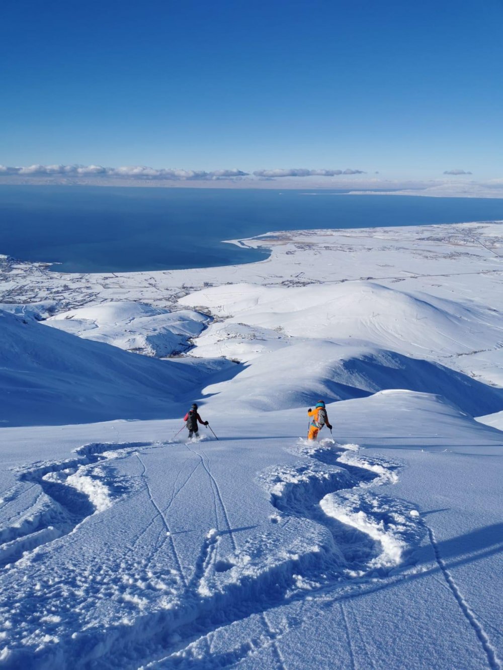Van'ın Artos Dağı zirvesinde turistlerden kayak