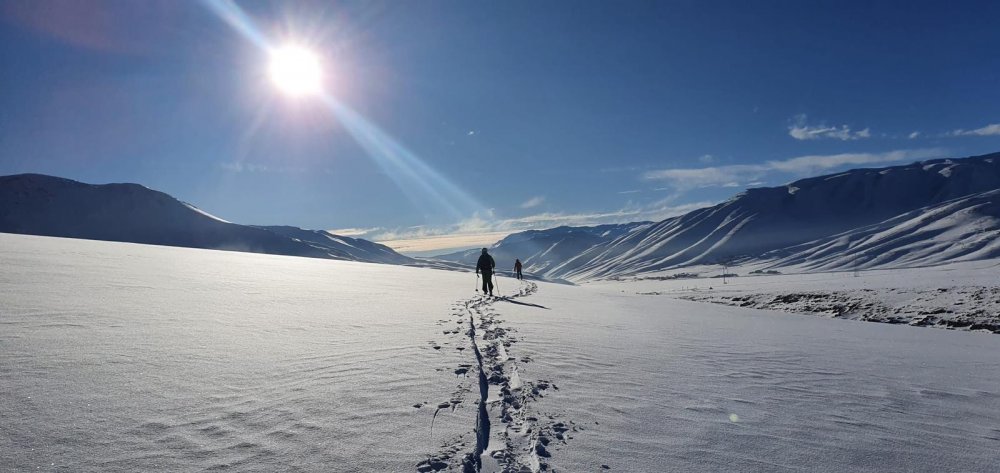 Van'ın Artos Dağı zirvesinde turistlerden kayak