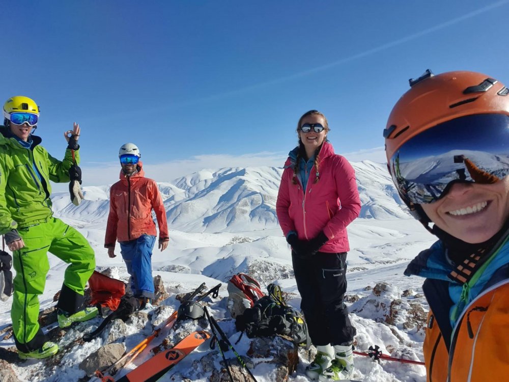 Van'ın Artos Dağı zirvesinde turistlerden kayak