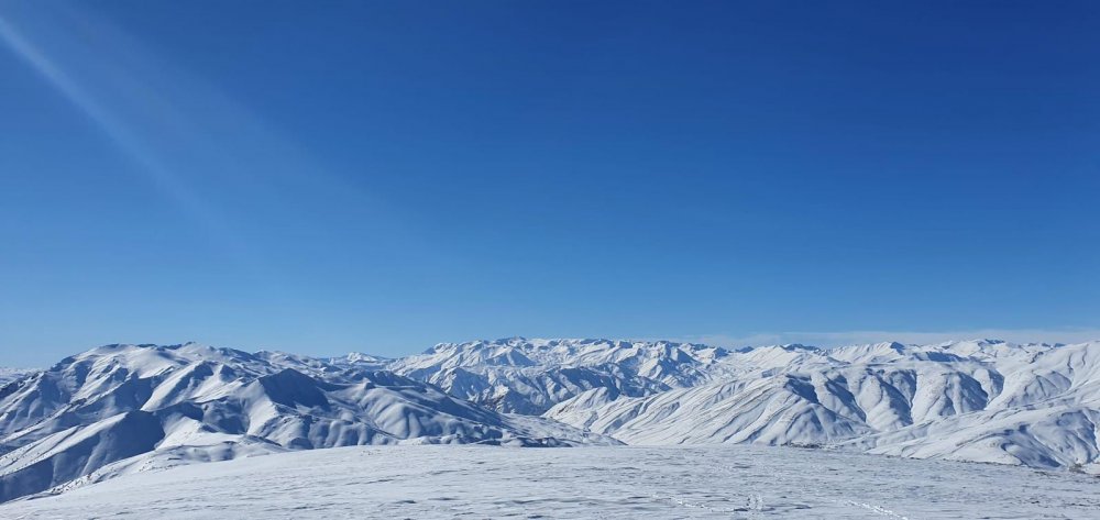 Van'ın Artos Dağı zirvesinde turistlerden kayak