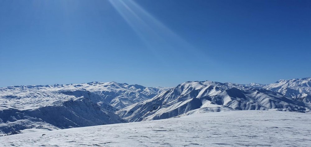Van'ın Artos Dağı zirvesinde turistlerden kayak