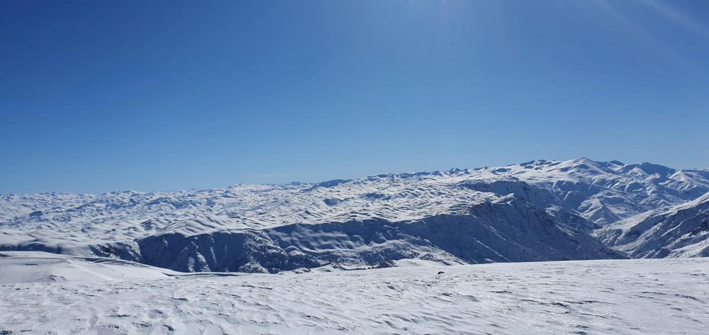 Van'ın Artos Dağı zirvesinde turistlerden kayak