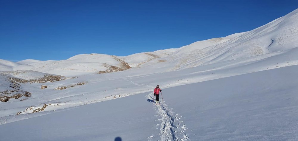 Van'ın Artos Dağı zirvesinde turistlerden kayak