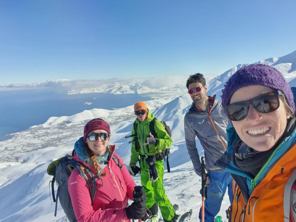 Van'ın Artos Dağı zirvesinde turistlerden kayak