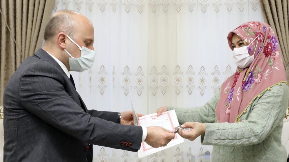 Ağrı Valiliği, yangında eşi ve 2 çocuğu ölen Murat ailesine ev hediye etti