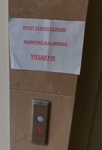 Asansöre binmelerine yasak getirilen kuryeler öfkesi