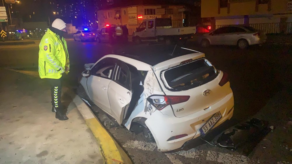 Ataşehir'de otomobil trafik lambalarına çarptı