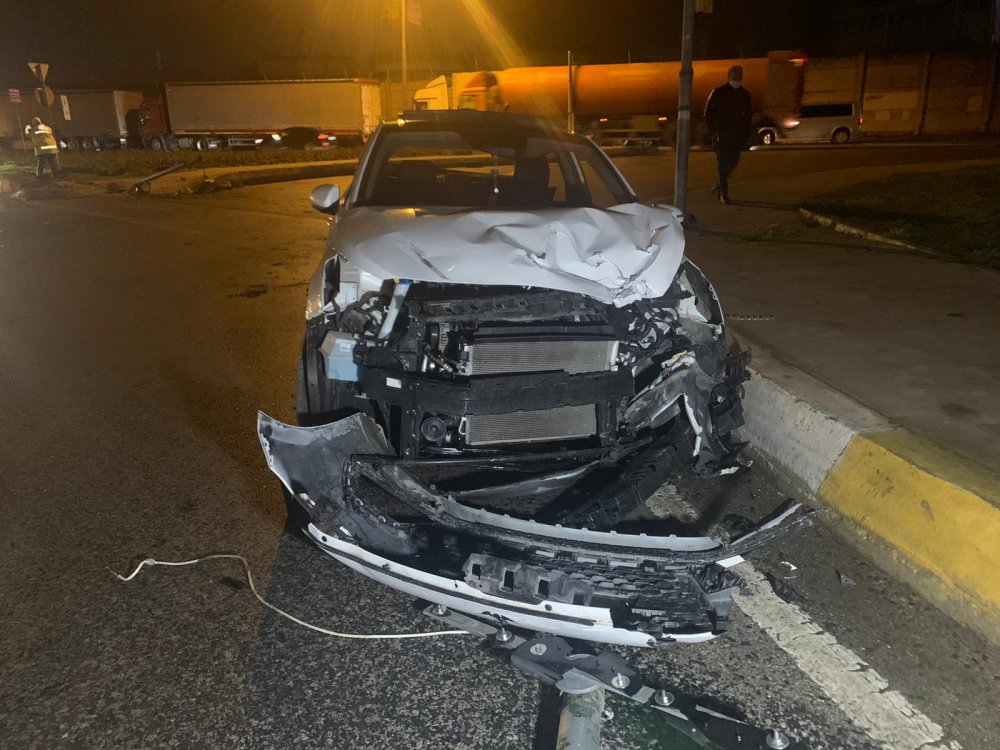 Ataşehir'de otomobil trafik lambalarına çarptı