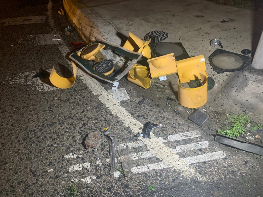 Ataşehir'de otomobil trafik lambalarına çarptı