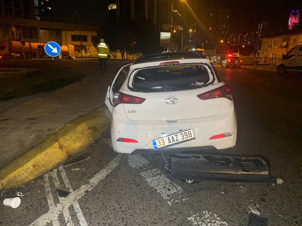Ataşehir'de otomobil trafik lambalarına çarptı