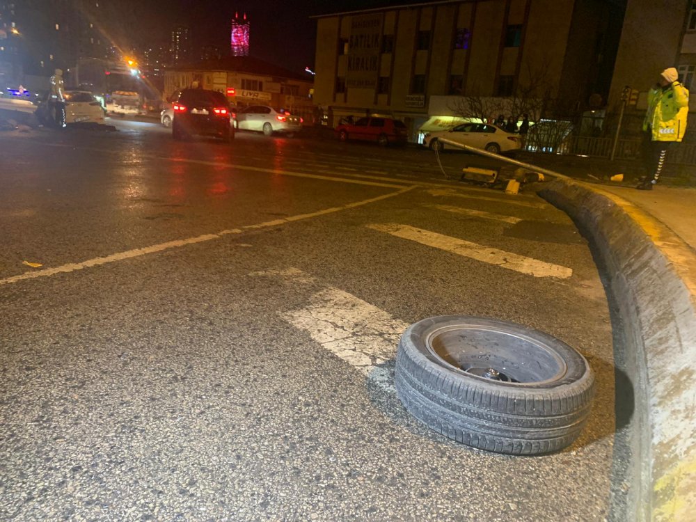 Ataşehir'de otomobil trafik lambalarına çarptı