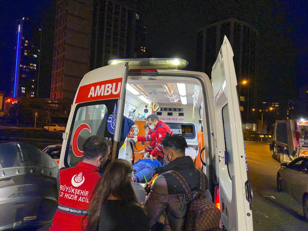 Ataşehir'de otomobil trafik lambalarına çarptı