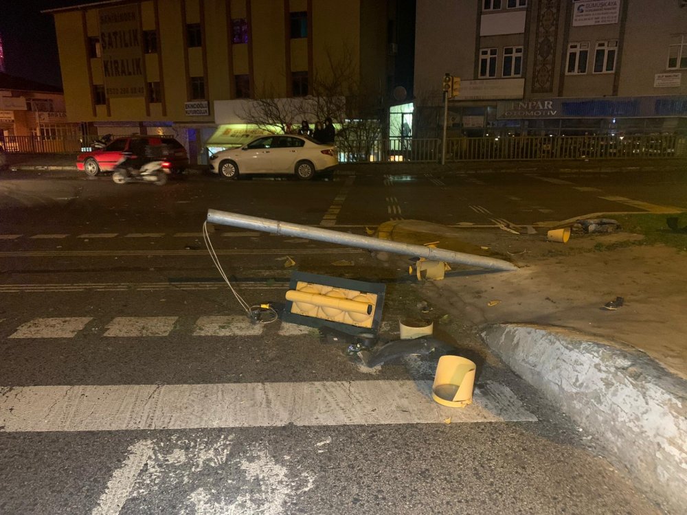 Ataşehir'de otomobil trafik lambalarına çarptı