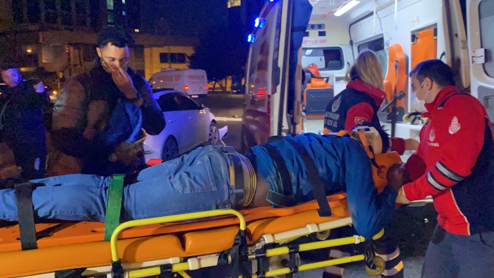 Ataşehir'de otomobil trafik lambalarına çarptı