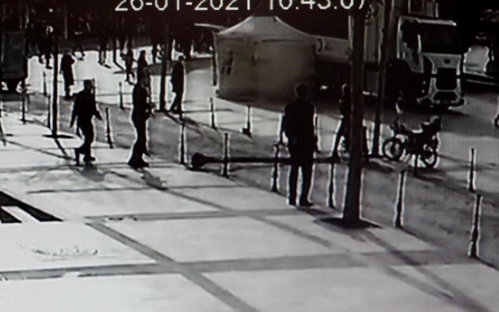 Aydınlatma direği yoldan geçen bisikletlinin üzerine devrildi