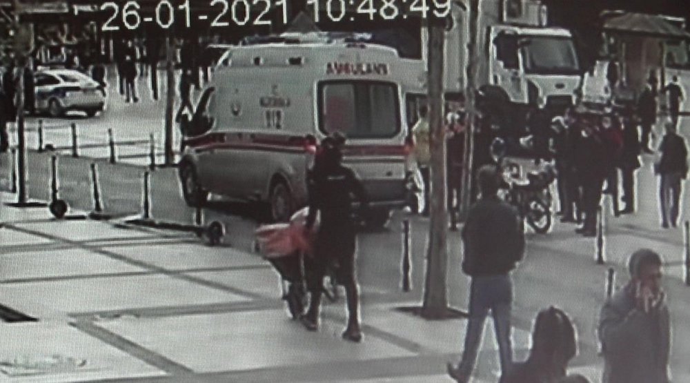Aydınlatma direği yoldan geçen bisikletlinin üzerine devrildi