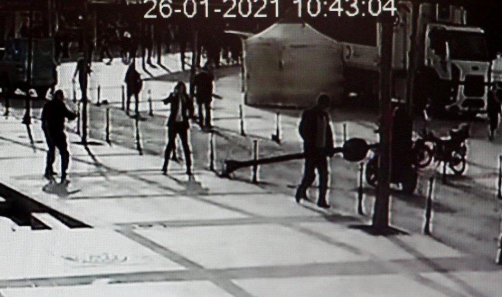Aydınlatma direği yoldan geçen bisikletlinin üzerine devrildi