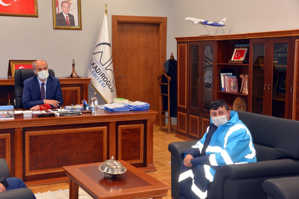 Bulduğu 50 bin lirayı sahibine teslim eden temizlik işçisine 1 maaş ikramiye