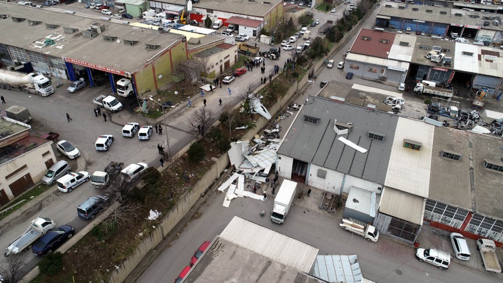 Bursa'da lodos çatıları uçurdu, vatandaşların kaçışı kameralara yansıdı
