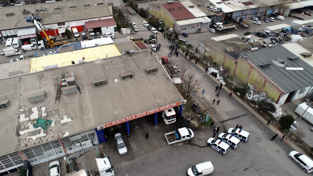 Bursa'da lodos çatıları uçurdu, vatandaşların kaçışı kameralara yansıdı
