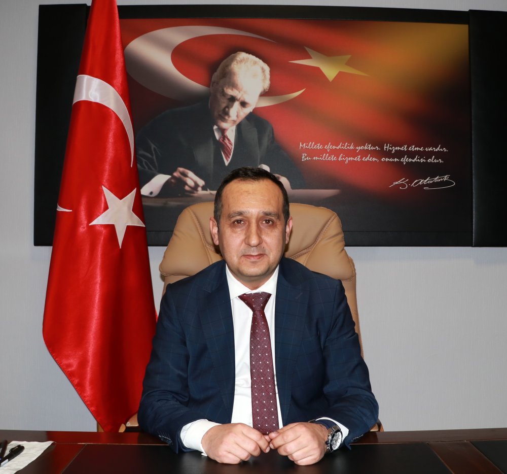 Ehliyetsiz sürücünün otomobille park halindeki araçlara çarpttı