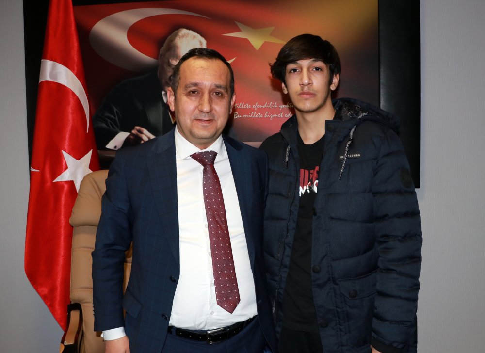 Ehliyetsiz sürücünün otomobille park halindeki araçlara çarpttı