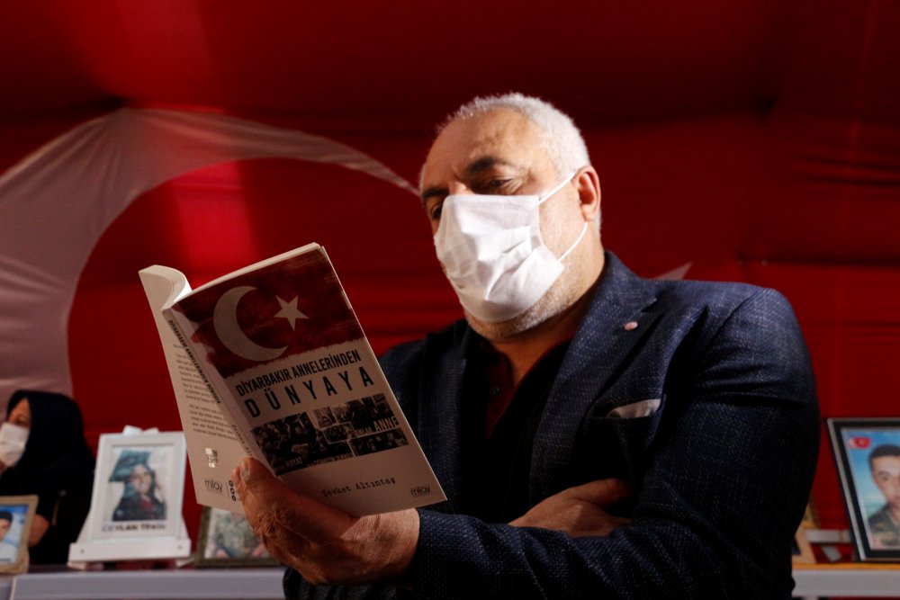 Evlat nöbetindeki baba, annelerin acısını anlatan kitap yazdı