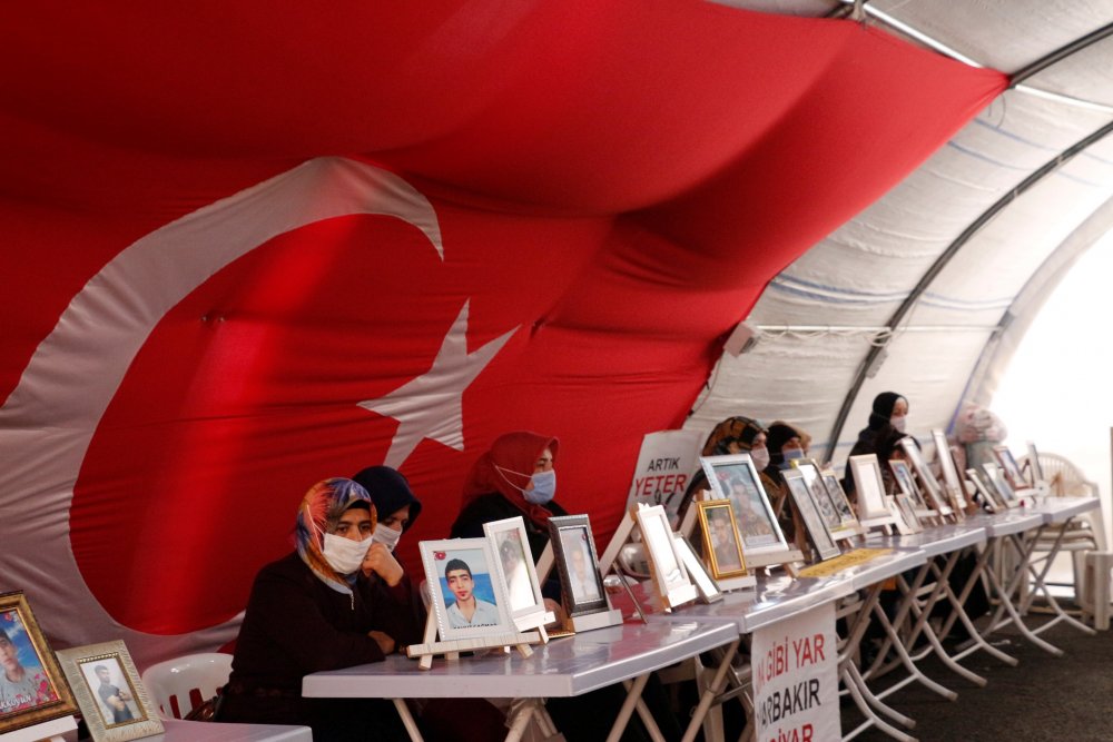 Evlat nöbetindeki baba, annelerin acısını anlatan kitap yazdı